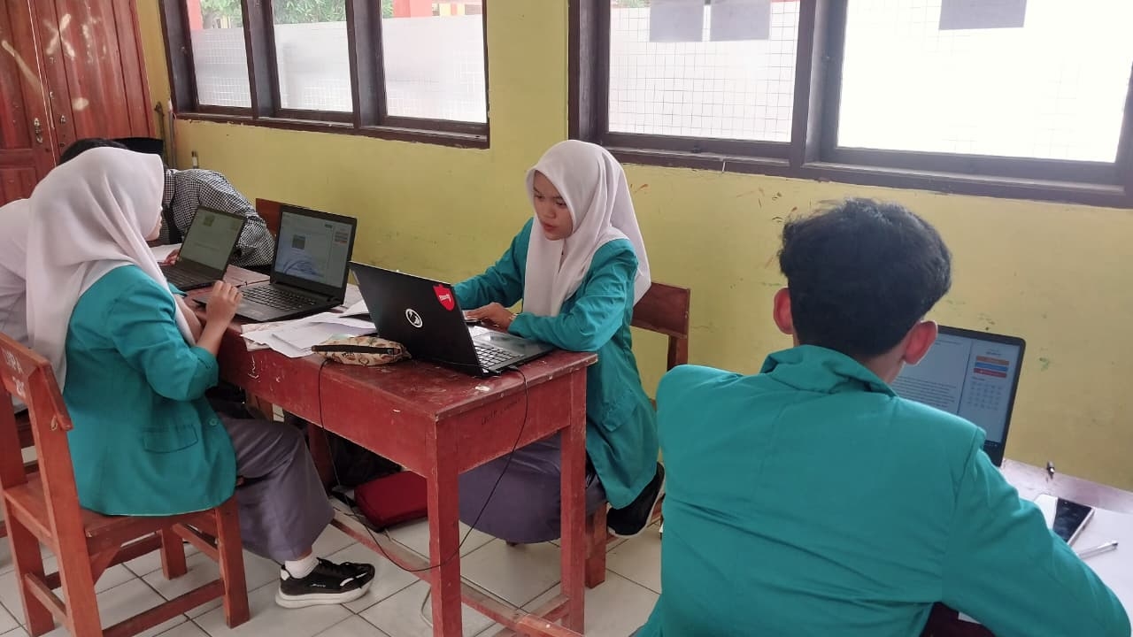 Hebat! Tiga Jawara Fisika MAN 4 Karawang Siap Tembus OMI Kabupaten 2025